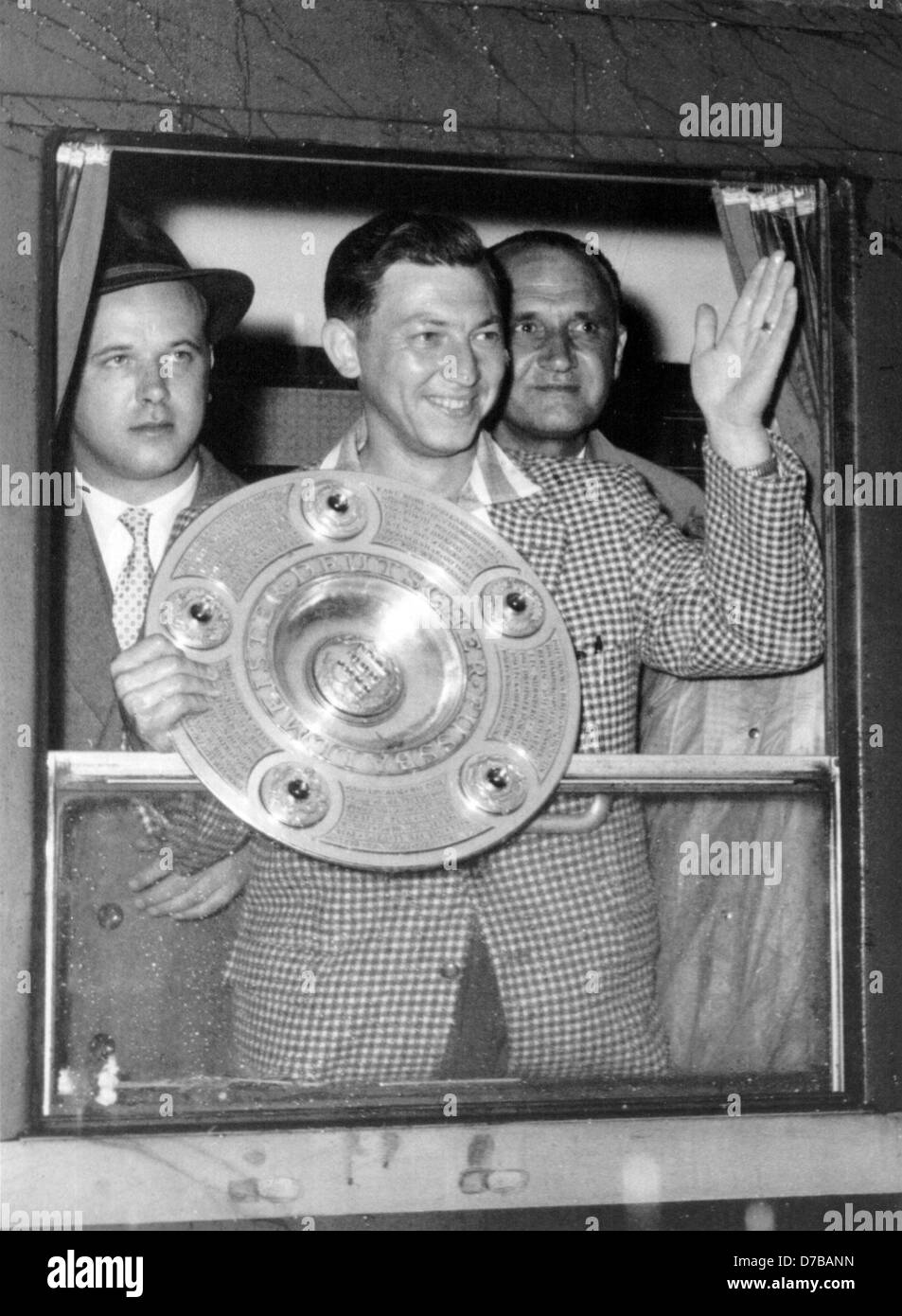 The German soccer player Alfred Niepieklo (M) of Borussia Dortmund