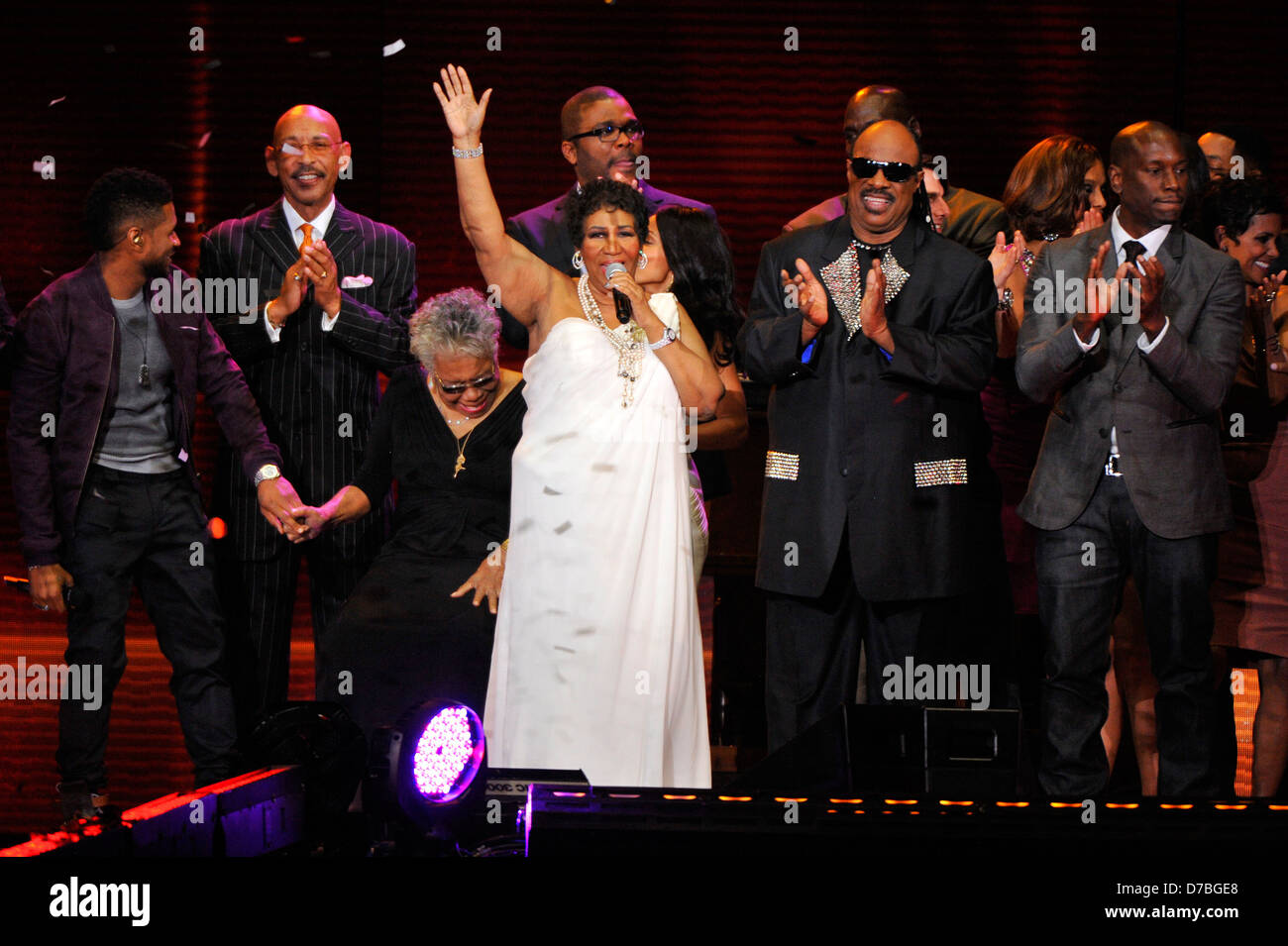 Aretha Franklin, Stevie Wonder, and guests during "Surprise Oprah! A  Farewell Spectacular" at the United Center in Chicago Stock Photo - Alamy