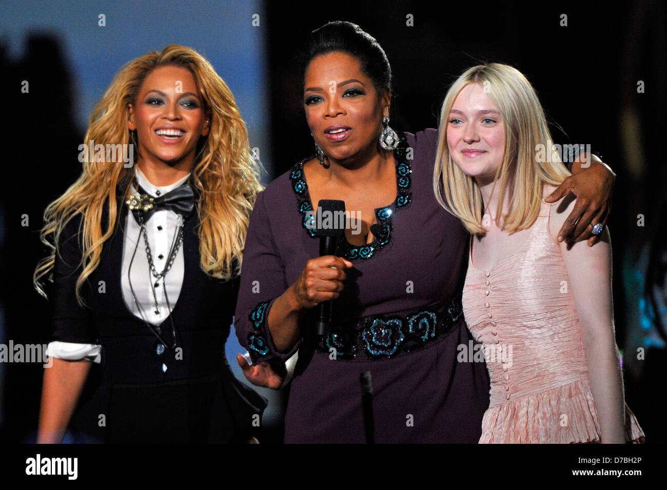 Beyonce Knowles, Oprah Winfrey, and Dakota Fanning during "Surprise Oprah! A Farewell 