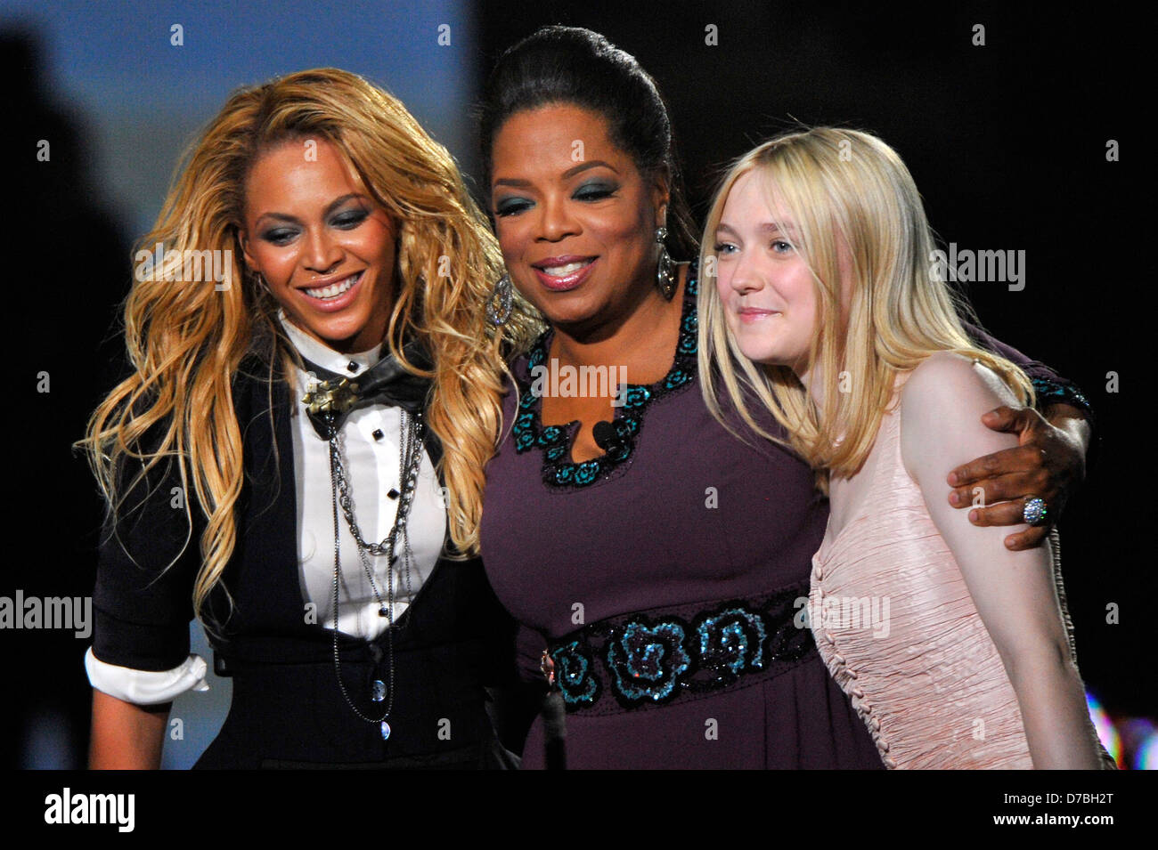 Beyonce Knowles, Oprah Winfrey, and Dakota Fanning during "Surprise Oprah!  A Farewell Spectacular" at the United Center in Stock Photo - Alamy