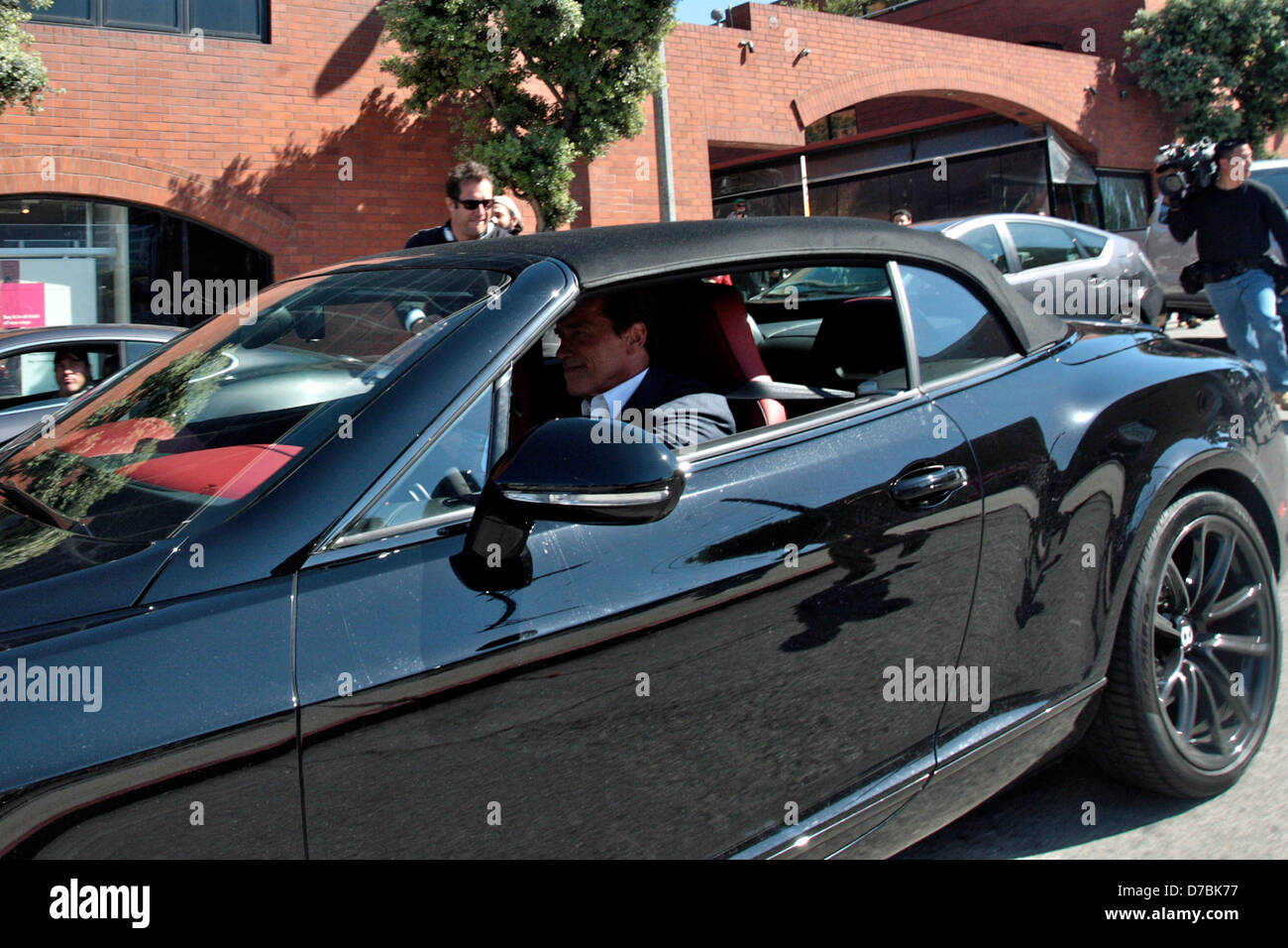 Arnold Schwarzenegger is seen avoiding the press as he leaves his office Los Angeles, California - 17.05.11 Stock Photo