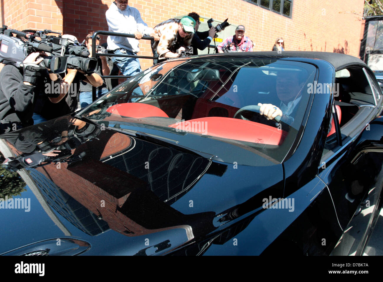 Arnold Schwarzenegger is seen avoiding the press as he leaves his office Los Angeles, California - 17.05.11 Stock Photo