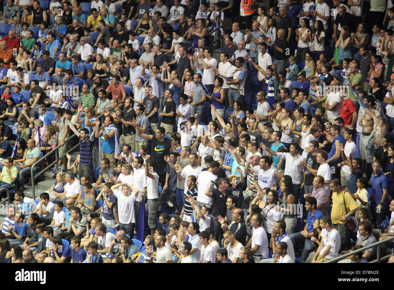 Basketball crowd cheering hi-res stock photography and images - Alamy