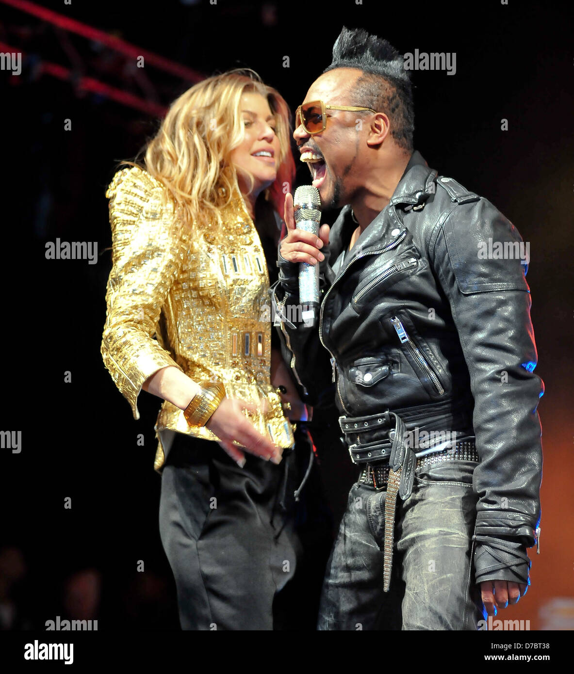 Estoy aka Stacy Ferguson, Fergie, Taboo y Apl.de.Ap de Black Eyed Peas en  París la semana de la moda de ropa de hombre - Louis Vuitton Fotografía de  stock - Alamy