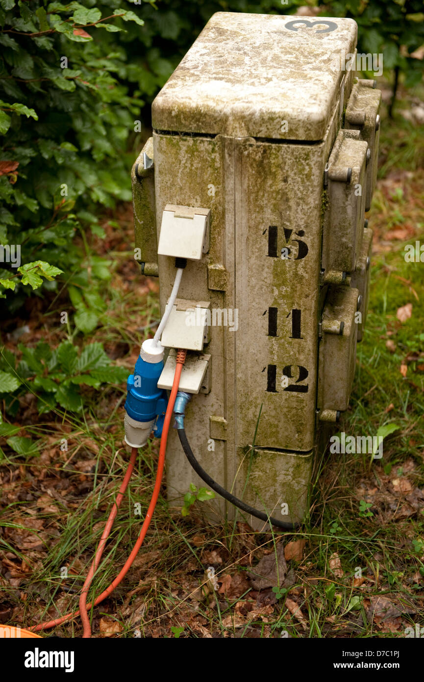 Wohnwagen-Anschluss mit Netzstrom Kabel van Steckdose neben Freizeit  Batterie, England, UK Stockfotografie - Alamy