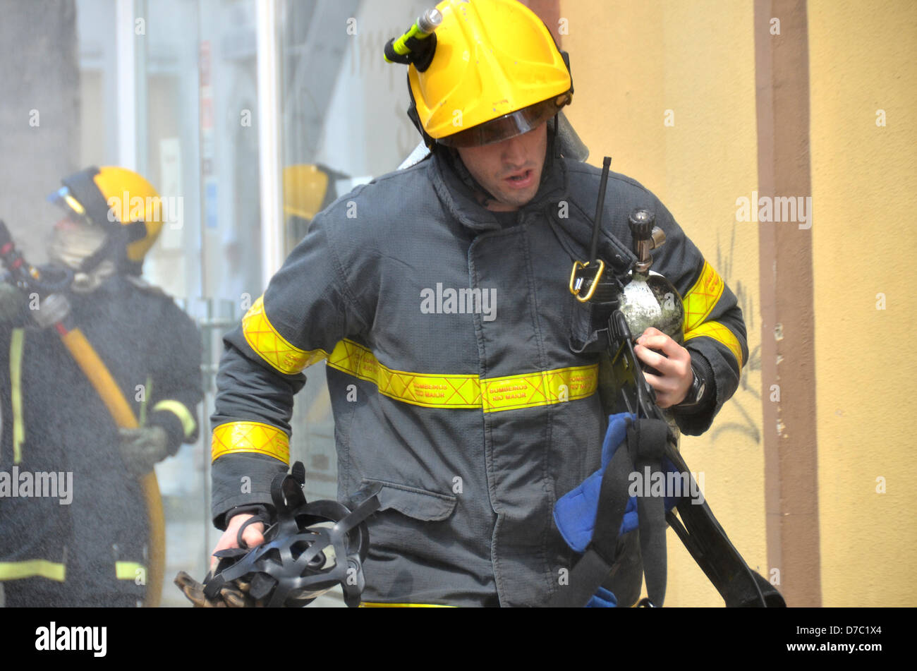 Rio Maior , Portugal. 3rd May 2013. . Firemans work toguether trying to save the building and houses close to the fire. The access to the area is difficult . Credit:  Bruno Monico / Alamy Live News Stock Photo