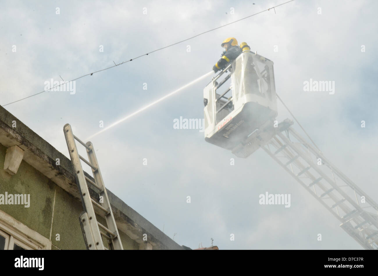 Fireworks from SantarŽm come to Rio Maior in order to help local fireman«s to combate the flames. Rio Maior fireman«s don«t have the correct means to combat this fire. It was missing a car qith a long stairs . Credit:  Bruno Monico / Alamy Live News Stock Photo