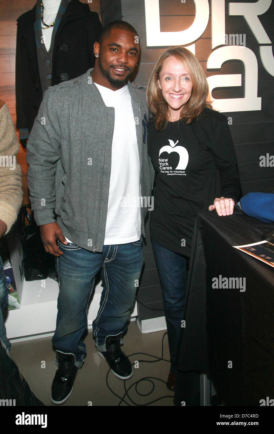 Nfl Player Ahmad Bradshaw And New York Cares Colleen Farrell A Stock Photo Alamy