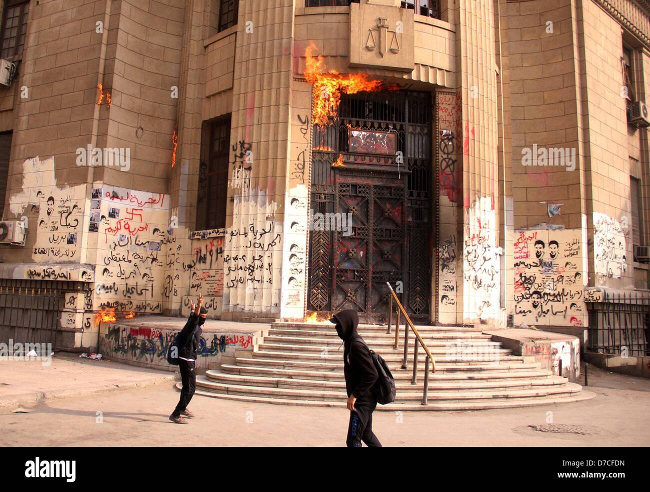 Cairo, Egypt. 3rd May 2013. Egyptian masked members of the Black Bloc movement throw molotov cocktail at the High court building, in Cairo on May 03, 2013  (Credit Image: Credit:  Tareq Gabas/APA Images/ZUMAPRESS.com/Alamy Live News) Stock Photo