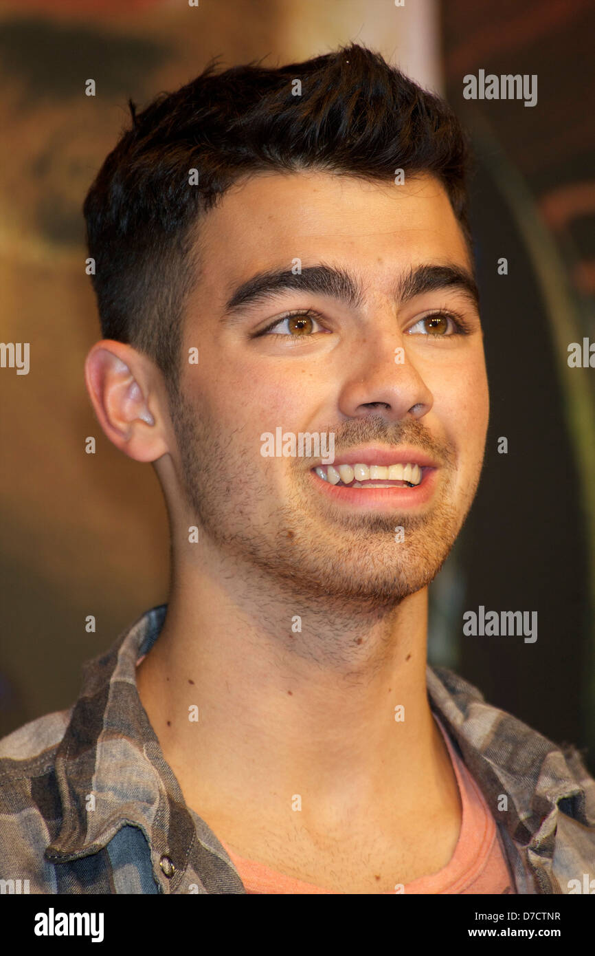 Joe Jonas promotes his first album 'Fast Life' at El Corte Ingles in