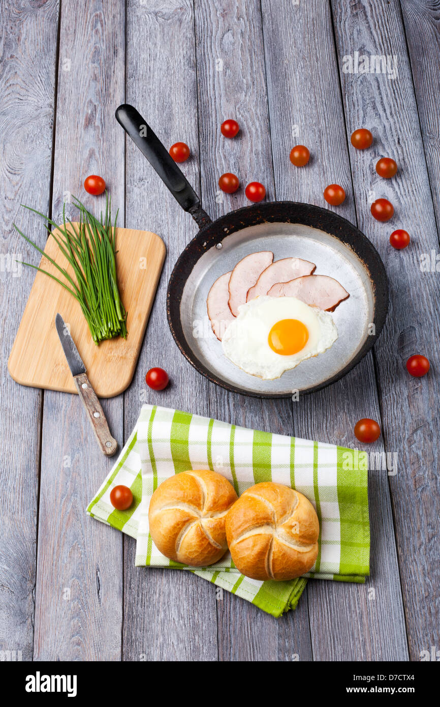 Fried egg and ham breakfast Stock Photo - Alamy