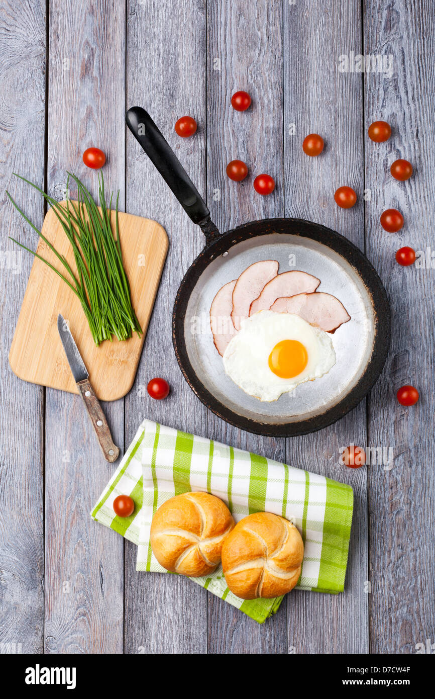 Fried egg and ham breakfast Stock Photo - Alamy