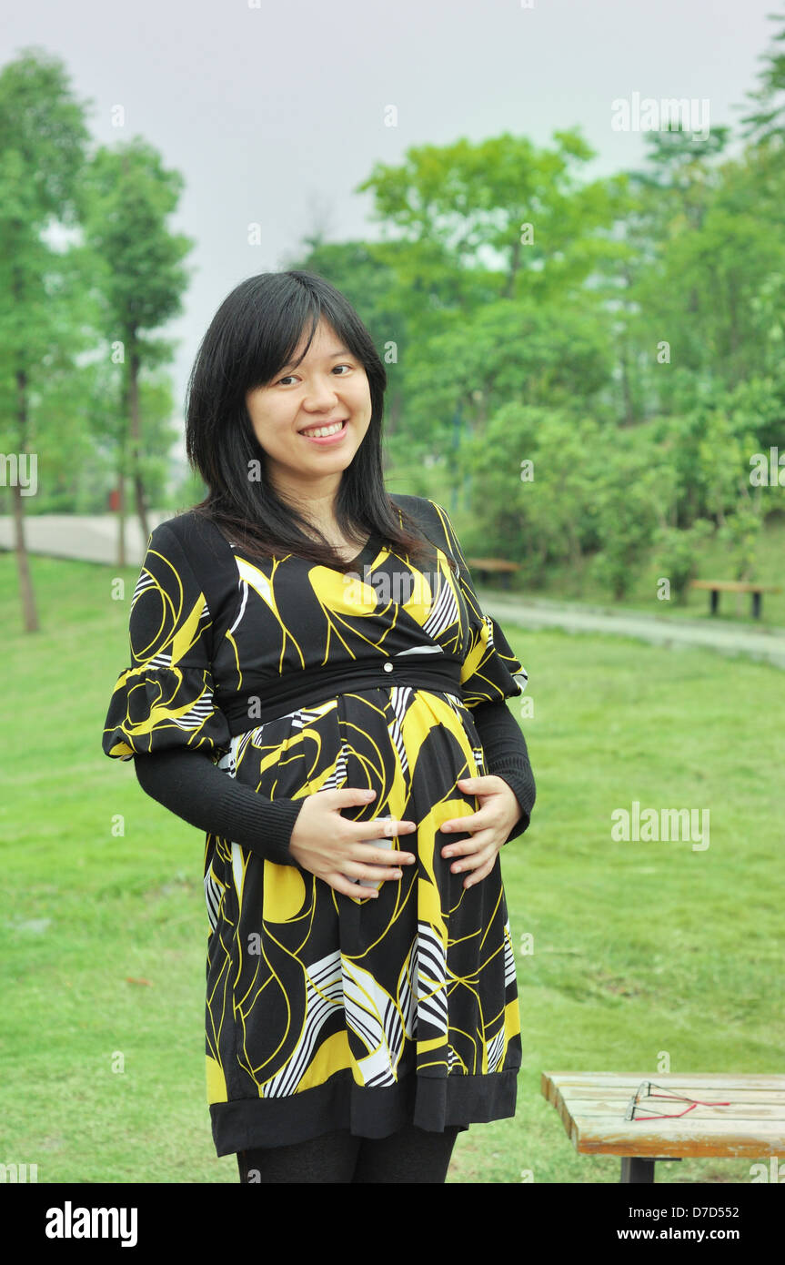 Pregnant chinese woman hi-res stock photography and images - Alamy
