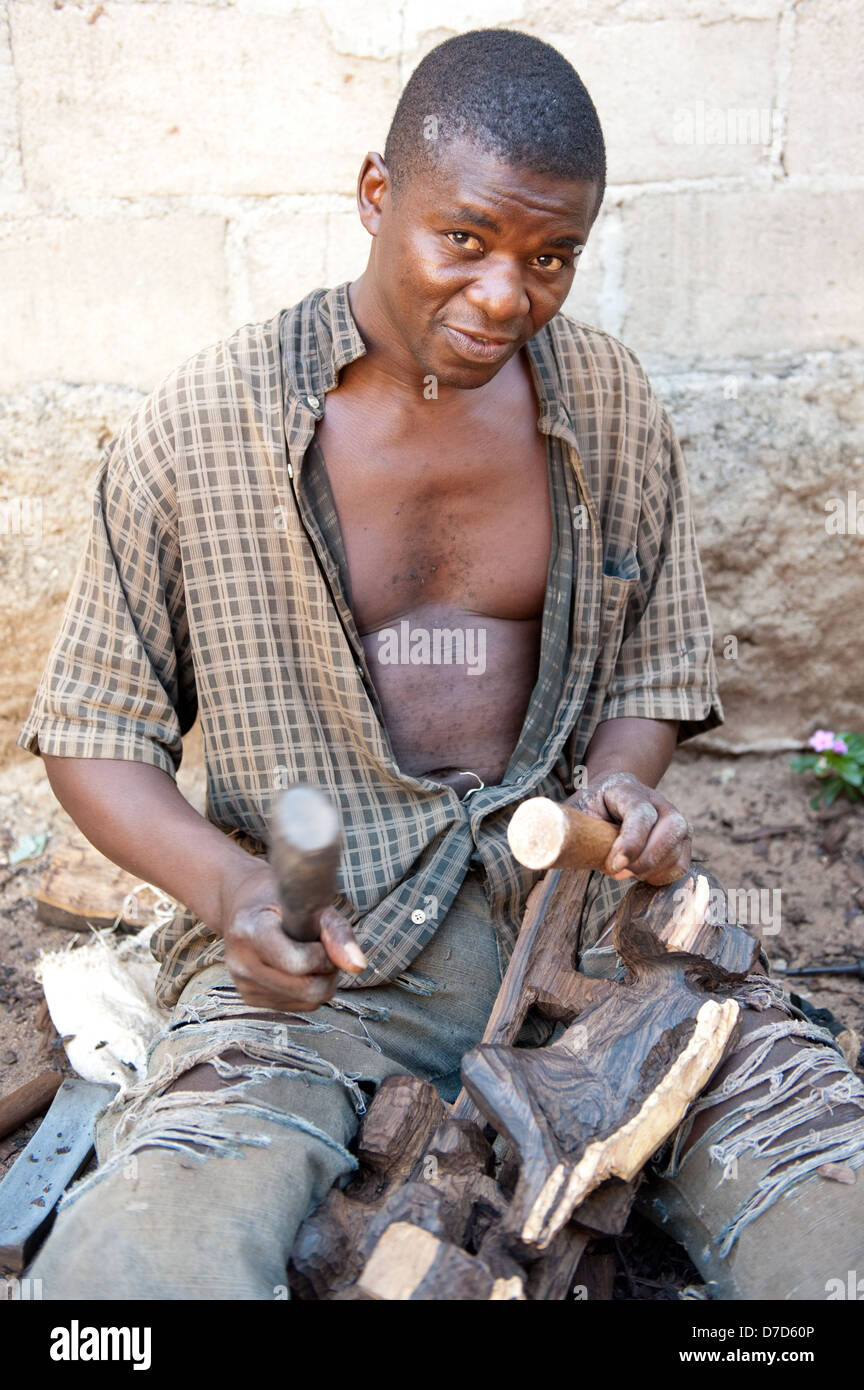 Makonde carver at the Makonde Collective, Nampula, Mozambique Stock Photo