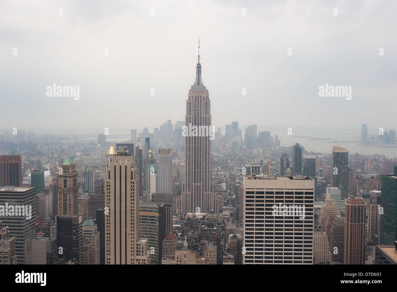 The Empire State Building with midtown and lower Manhattan skyline ...