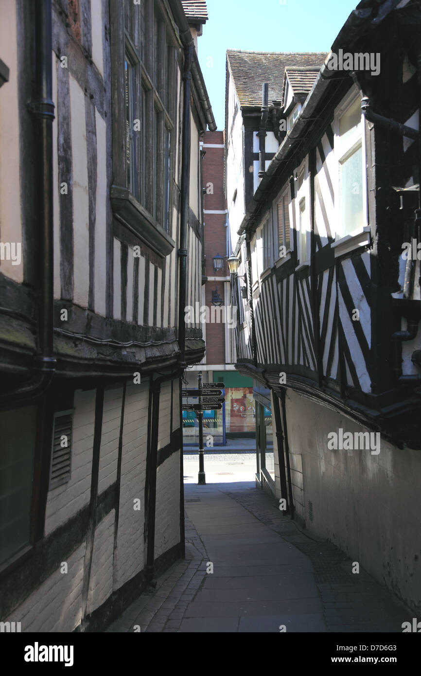 Medieval Grope Lane in Shrewsbury shows vividly how closely together overhanging Tudor buildings could be. Stock Photo