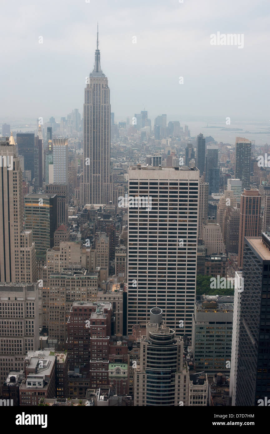 The Empire State Building with midtown and lower Manhattan skyline ...