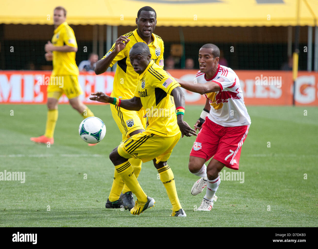 Columbus, UH, USA. 4th May, 2013. Columbus Crew Dominic Oduro (11) and New York Red Bulls Roy Miller (7) chase after a loose ball during the Major League Soccer match between the New York Red Bulls and the Columbus Crew at Columbus Crew Stadium in Columbus, OH Stock Photo