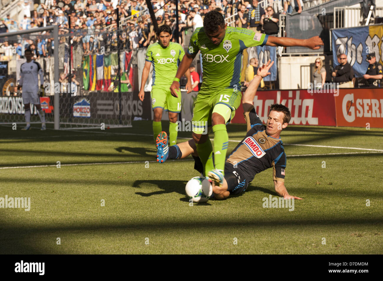 Chester, Pennsylvania, USA. 4th May, 2013. Seattle Sounders, MARIO MARTINEZ (15) takes the ball away from Philadelphia Union's ANTOINE HOPPENOT (29). The Union and the Sounders played to a 2-2 draw at the Unions home field, PPL Park (Credit Image: © Ricky Fitchett/ZUMAPRESS.com) Stock Photo