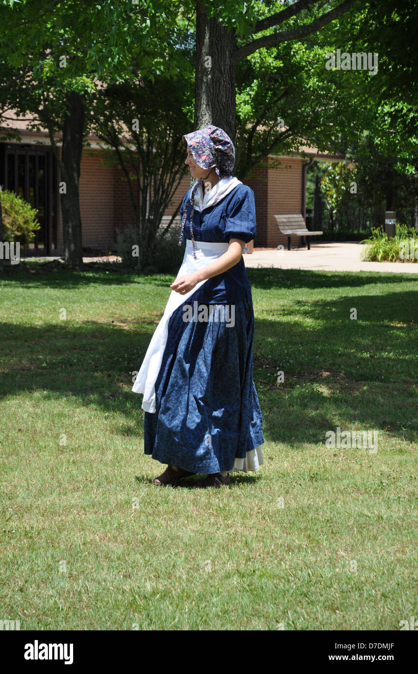 Young girl colonial dress hi-res stock photography and images - Alamy