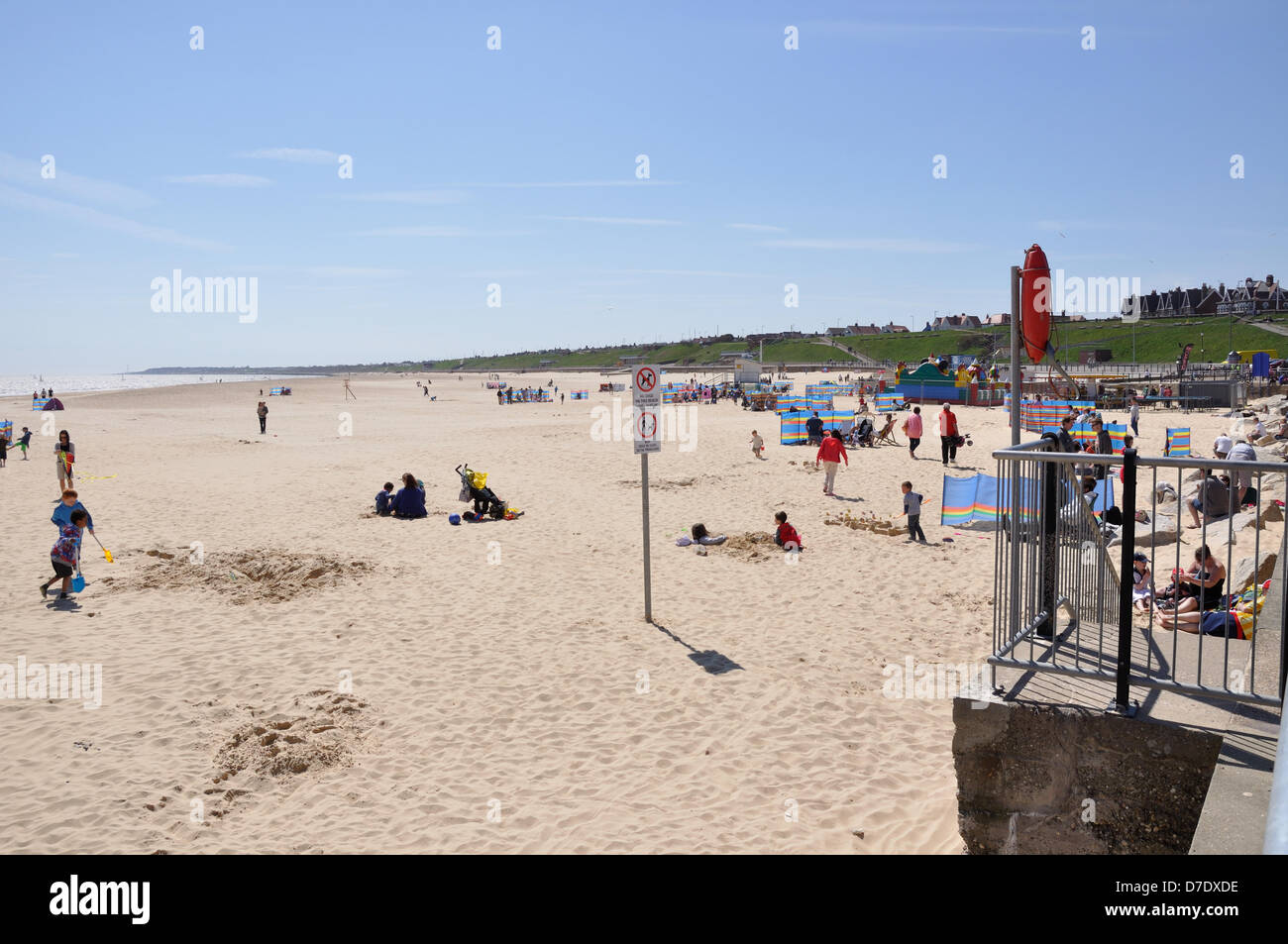 GorlestononSea, Norfolk, UK. 5th May, 2013. Crowds enjoy the sunny