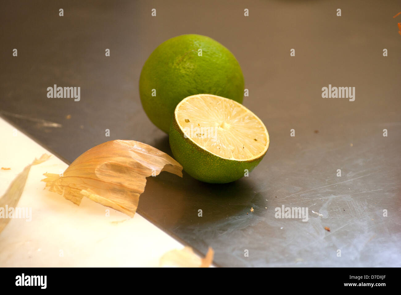 Limone und Zwiebelschale Stock Photo