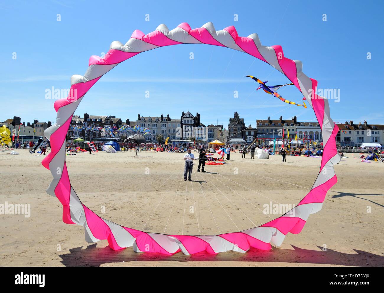 Fly kites hires stock photography and images Alamy