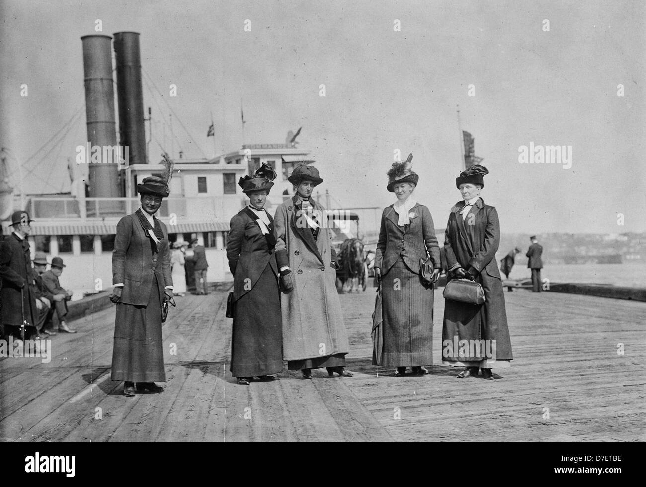 Some of the anti-suffrage leaders who took 1200 people up the Hudson for their Decoration Day picnic : L to R: Mrs. George Phillips, Mrs. K. B. Lapham, Miss Burnham, Mrs. Everett P. Wheeler, Mrs. John A. Church. May 30, 1913 Stock Photo
