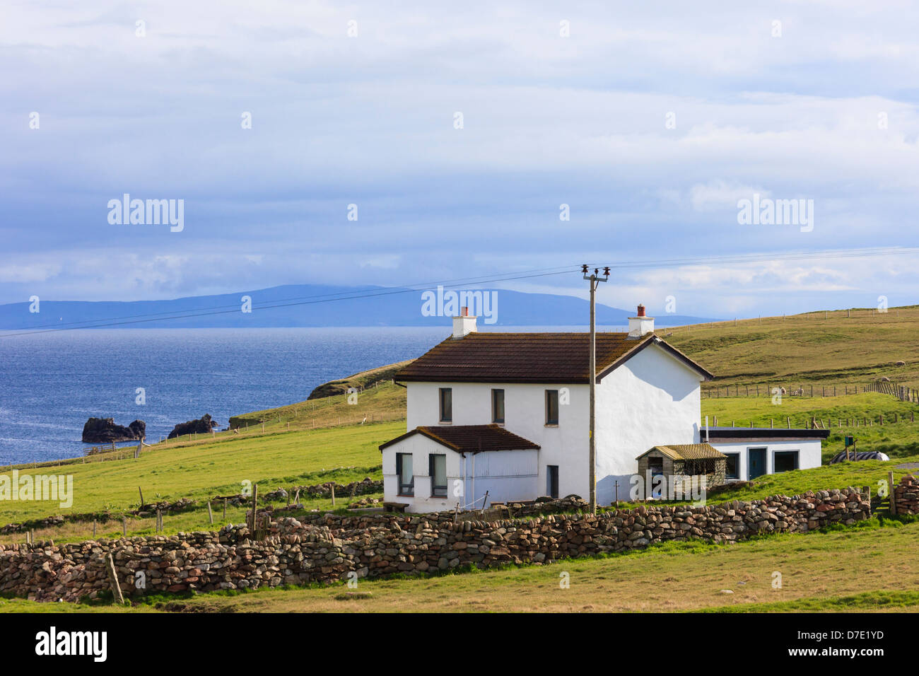 Remote whitewashed house overlooking Braewick bay on the Scottish coast at Eshaness, Shetland Islands, Scotland, UK Stock Photo