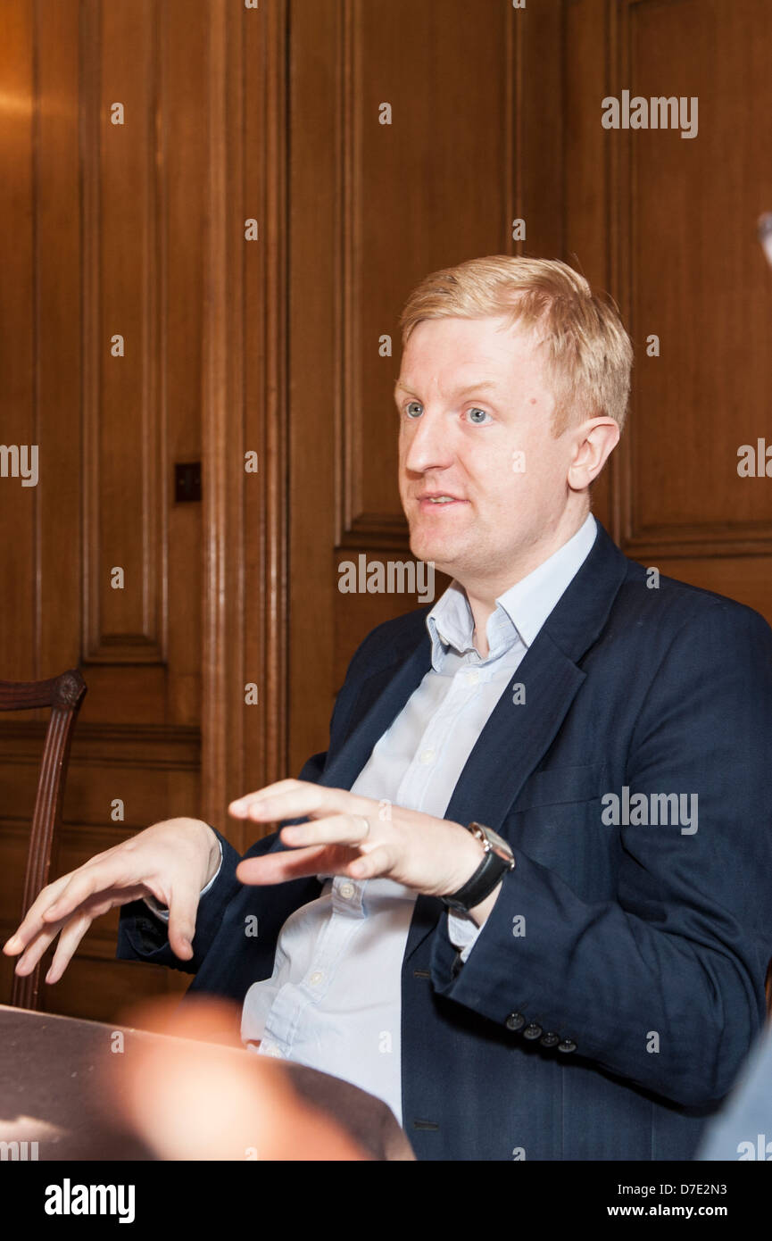 London, 10 Downing Street, Oliver Dowden, Prime Minster's Deputy Chief of Staff talking with other politicians and CEO's Stock Photo