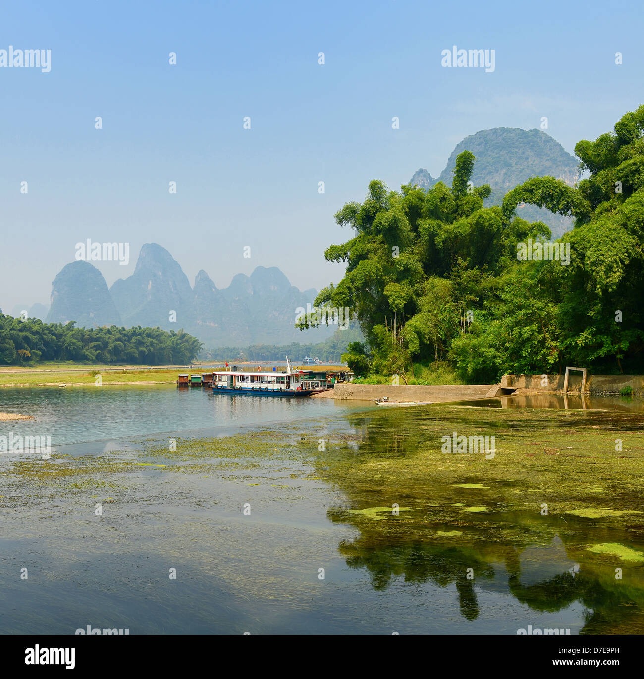 Bamboo raft at the Ulong river near Yangshuo, Guanxi province, China Stock Photo
