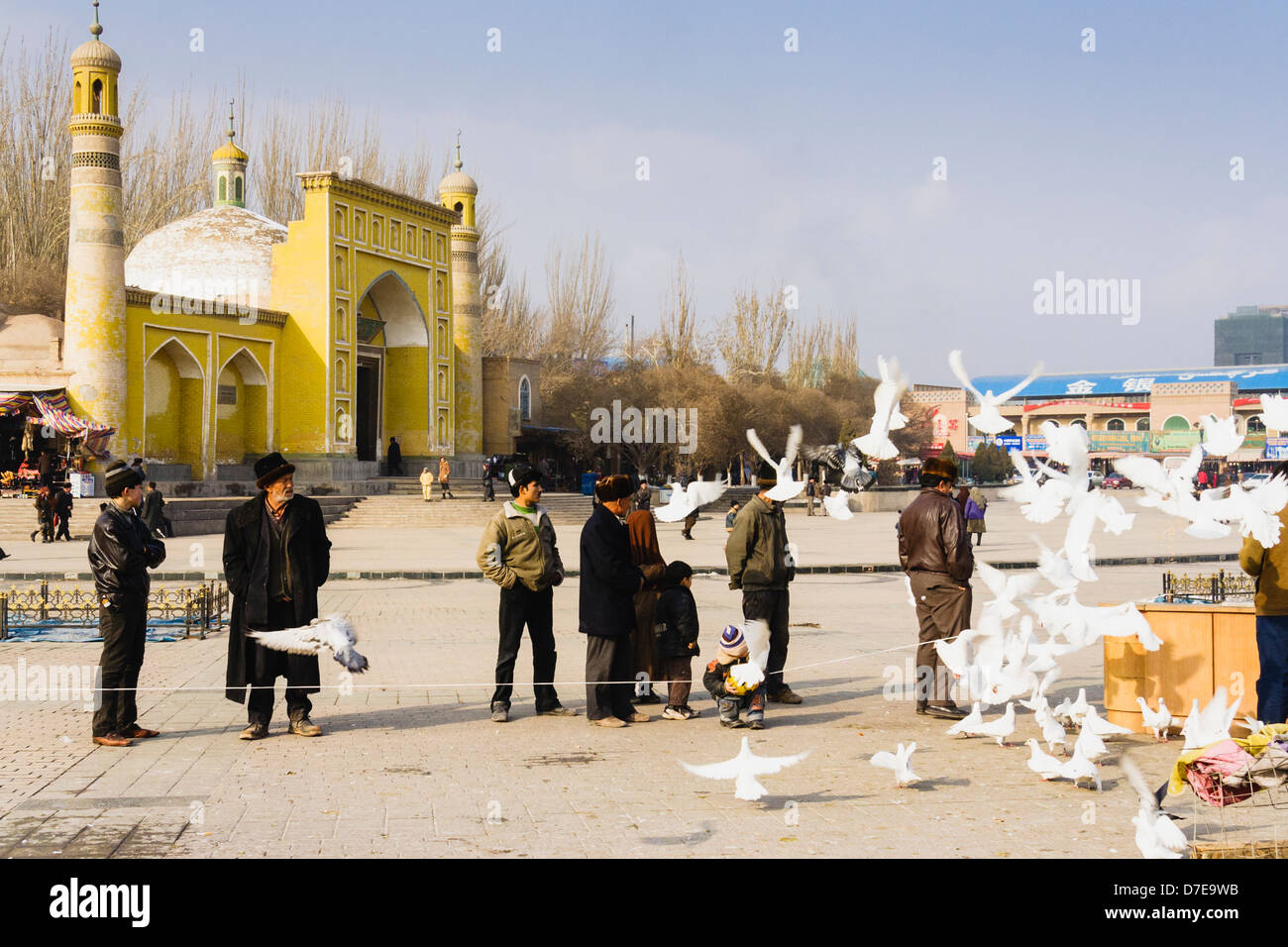 Uyghur men and doves by the Id Kah mosque in Kashgar, Xinjiang, China Stock Photo