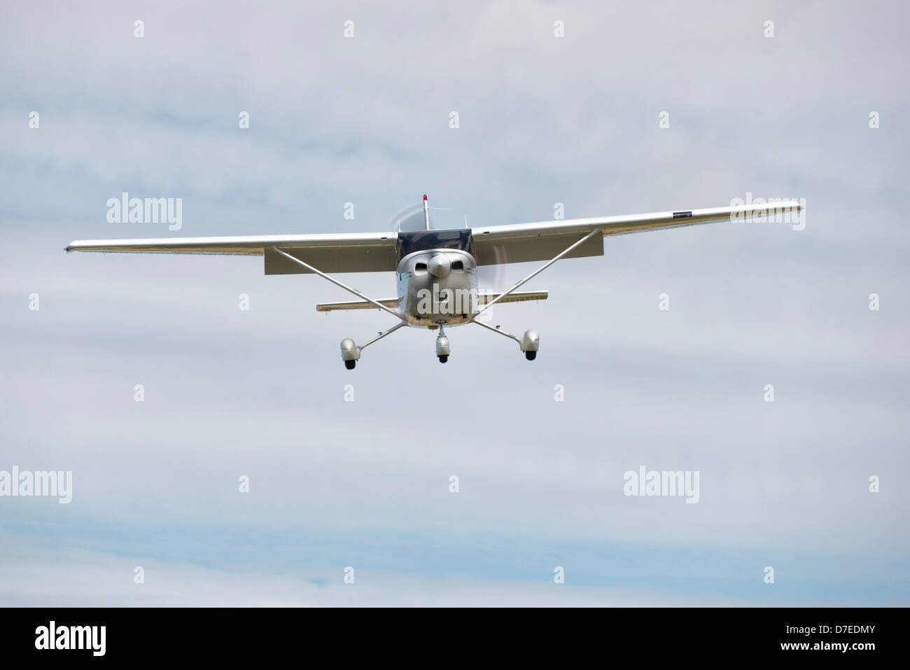 Cessna 182S Skylane Light Aircraft GTPSL on final approach for a landing at Popham Airfield