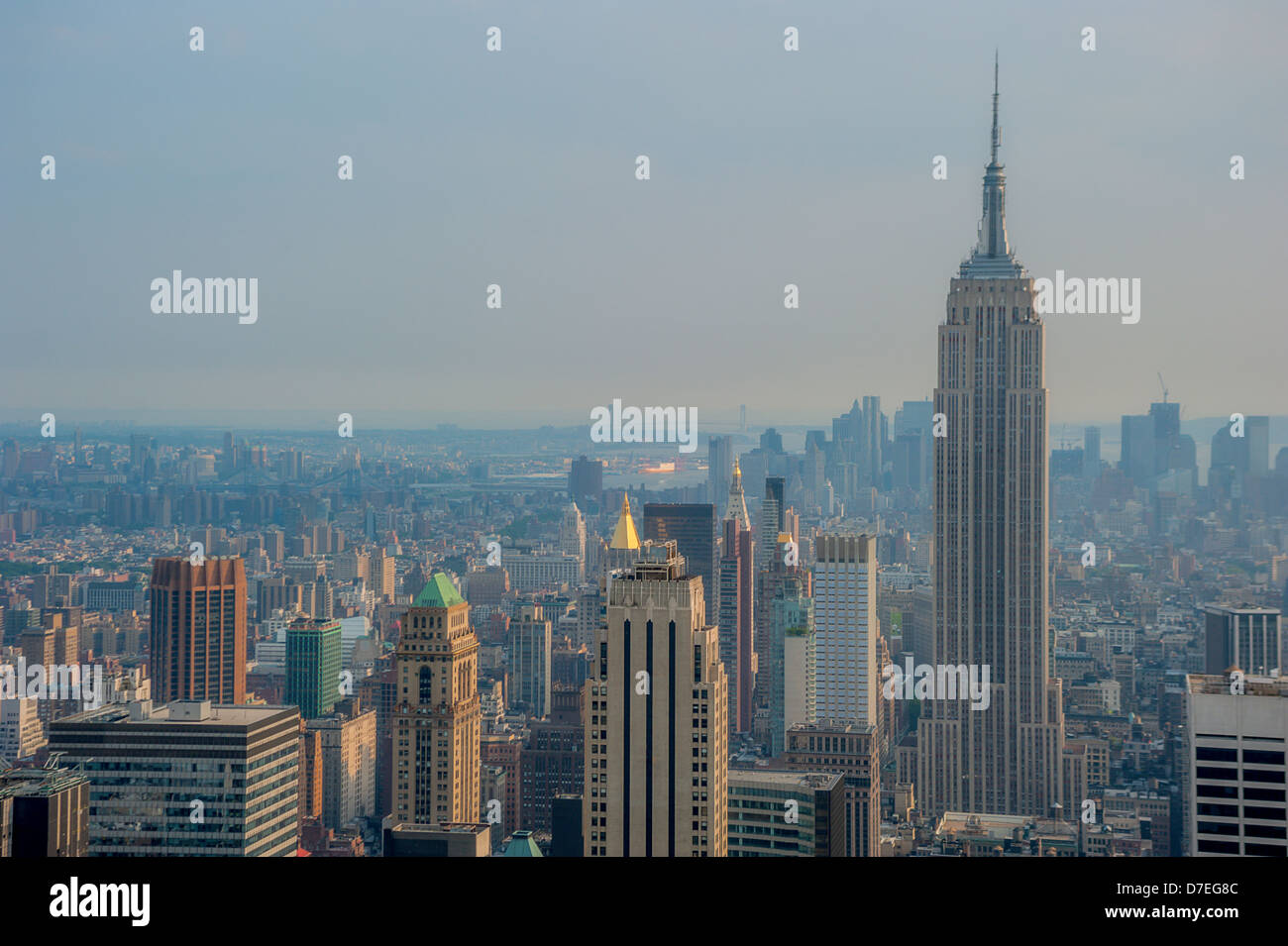 The Empire State Building with midtown and lower Manhattan skyline ...