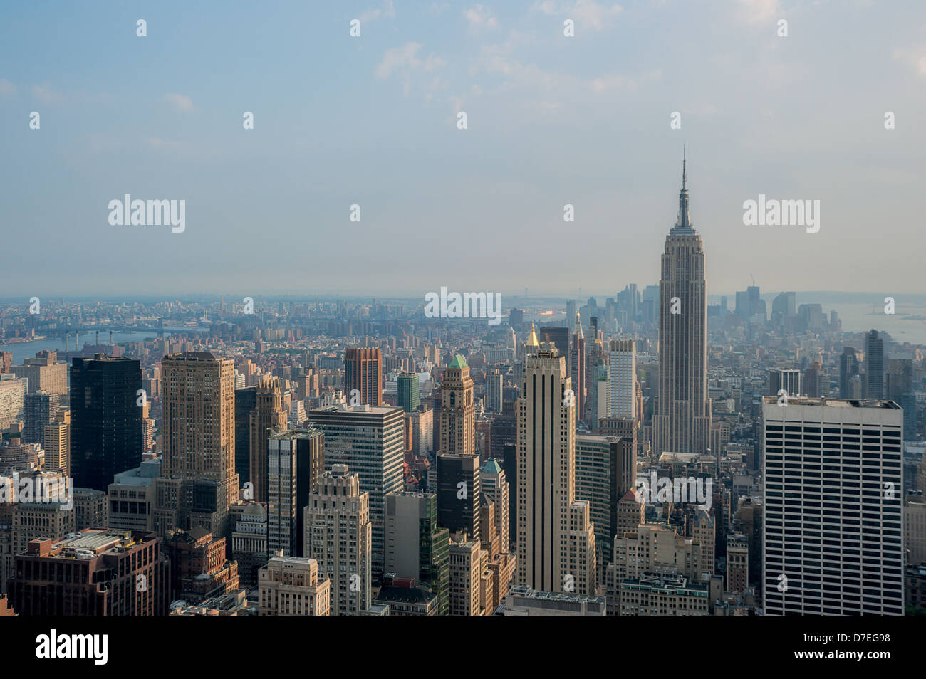 The Empire State Building with midtown and lower Manhattan skyline ...
