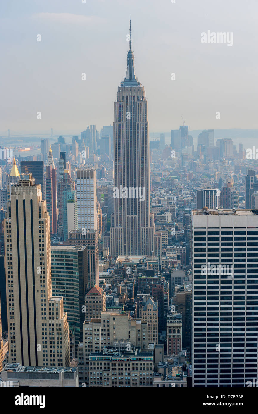 The Empire State Building with midtown and lower Manhattan skyline ...