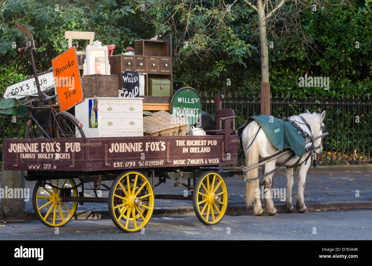 Horse and cart loaded with furniture advertisng a pub in Dublin Stock