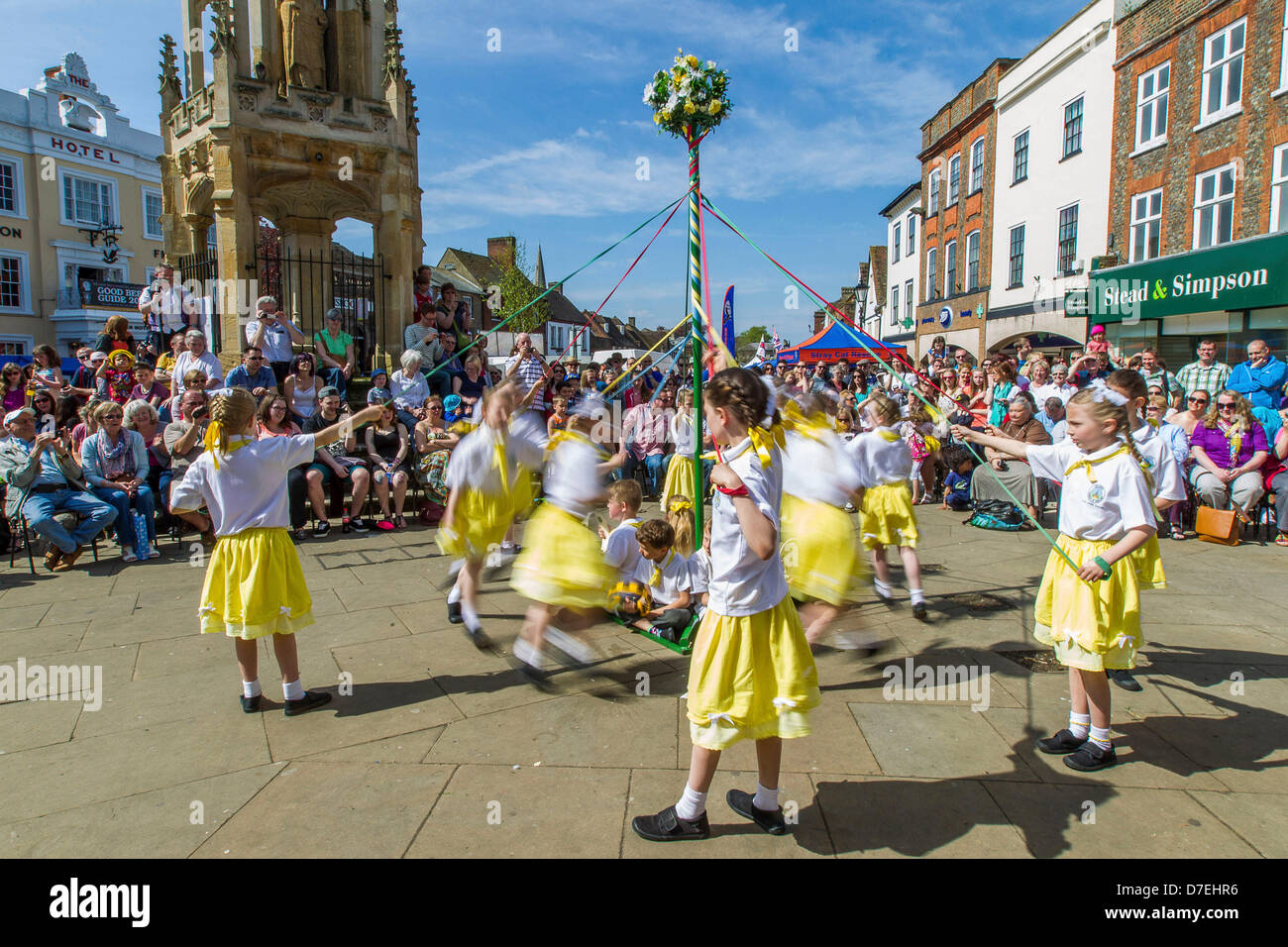 Leighton Buzzard, UK. 6th May, 2013. Crowds are entertained by