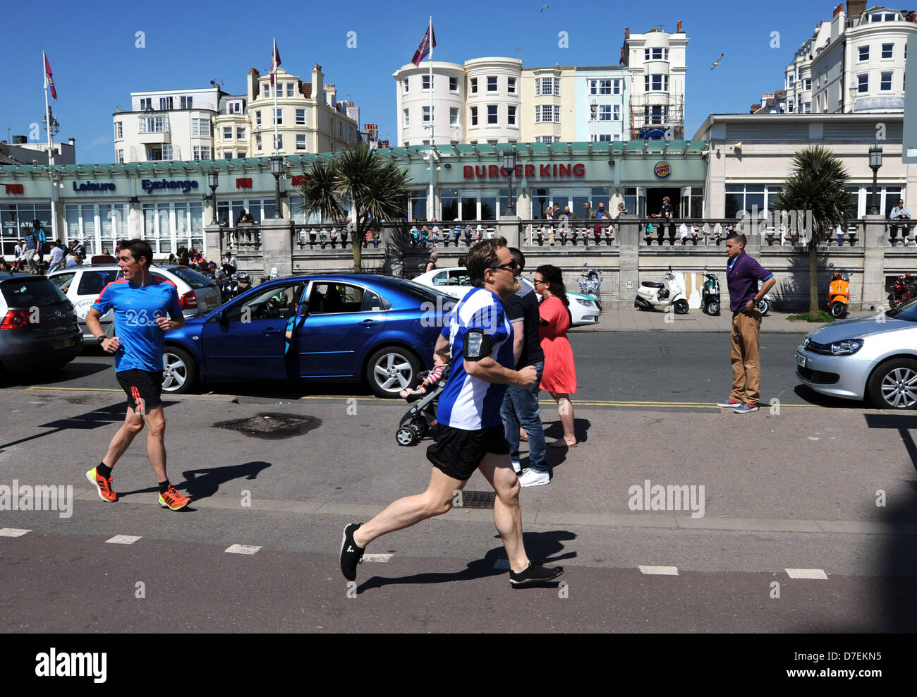 Brighton UK 6th May 2013 - Brighton UK 6th May 2013 - Comedian Eddie Izzard out for a run along Brighton seafront as  crowds flock to the city today on May Bank Holiday Monday as they enjoy bright sunshine and the temperatures soar . Stock Photo