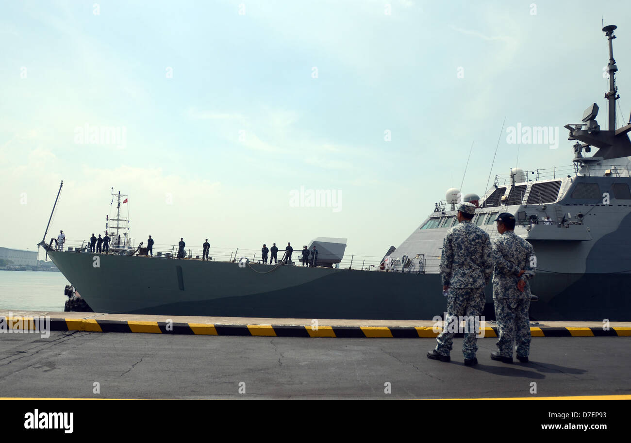 Singapore navy sailors observe USS Freedom arrive in Singapore. Stock Photo