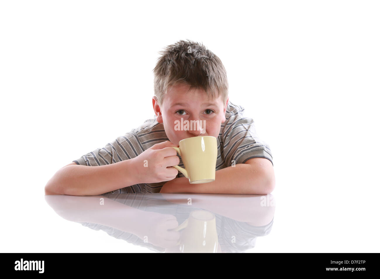 Мальчики пьют чай. Мальчик пьет чай из чашки. Мальчик, мальчик. Два мальчика пьют чай. Мальчик пьет чай.