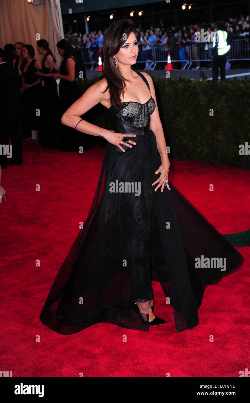 New York, USA. 6th May 2013. Nina Dobrev (wearing Monique Lhuillier dress, Rupert Sanderson shoes, a Kimberly McDonald ring, and carrying an Edie Parker clutch) at arrivals for PUNK: Chaos to Couture  - Metropolitan Museum of Art's 2012 Costume Institute Gala Benefit - Part 6, Metropolitan Museum of Art, New York, NY May 6, 2013. Photo By: Gregorio T. Binuya/Everett Collection/Alamy Live News Stock Photo