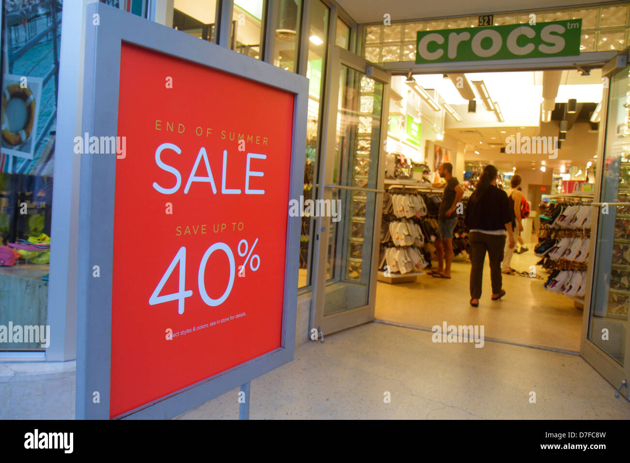 Miami Beach Florida,Lincoln Road mall,shoe store,front,entrance,sign,end of  summer sale,40% discount off,discounted,sale,Crocs,FL120720037 Stock Photo  - Alamy