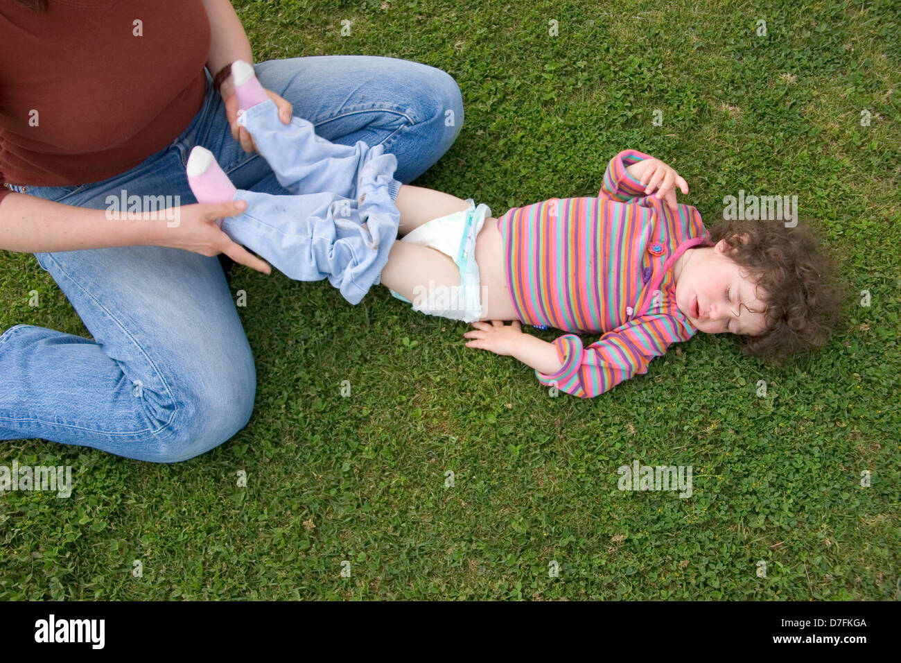 img src ru diapers  mother changing diaper for her baby Stock Photo - Alamy