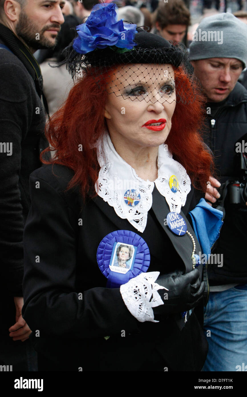 A MARGARET THATCHER SUPPORTER IN THE CROWDS AROUND ST. PAULS CATHEDRAL DURING THE FUNERAL OF BARONESS THATCHER, LONDON 17/4/2013 Stock Photo