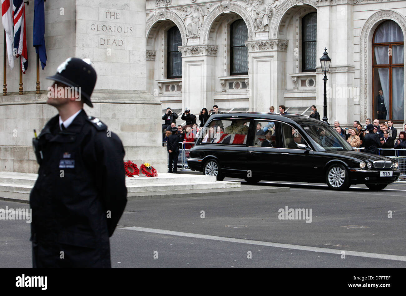 17/04/2013 the hearse carrying margaret thatcher coffin passes the cenotaph in whitehall during the ceremonial military Funeral. Stock Photo