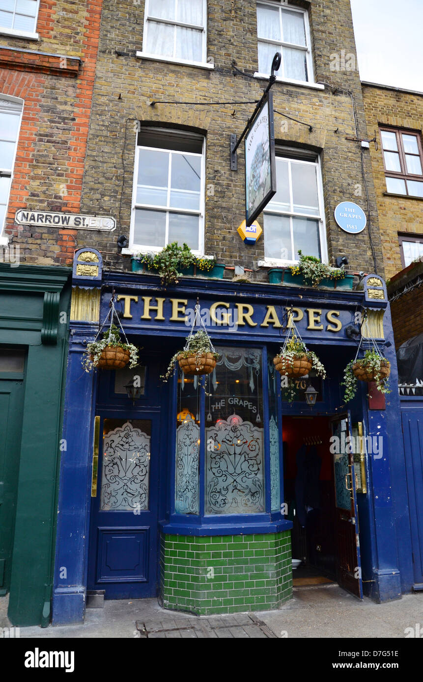 The Grapes pub, Narrow Street, Limehouse, London Stock Photo Alamy