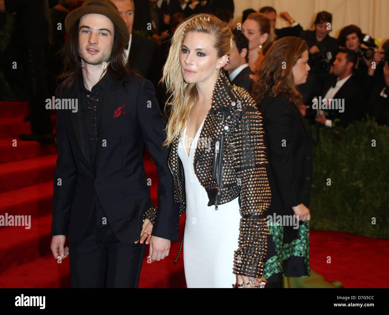 Actors Sienna Miller and Tom Sturridge arrive at the Costume Institute Gala for the 'Punk: Chaos to Couture' exhibition at the Metropolitan Museum of Art in New York City, USA, on 06 May 2013. Photo: Luis Garcia Stock Photo