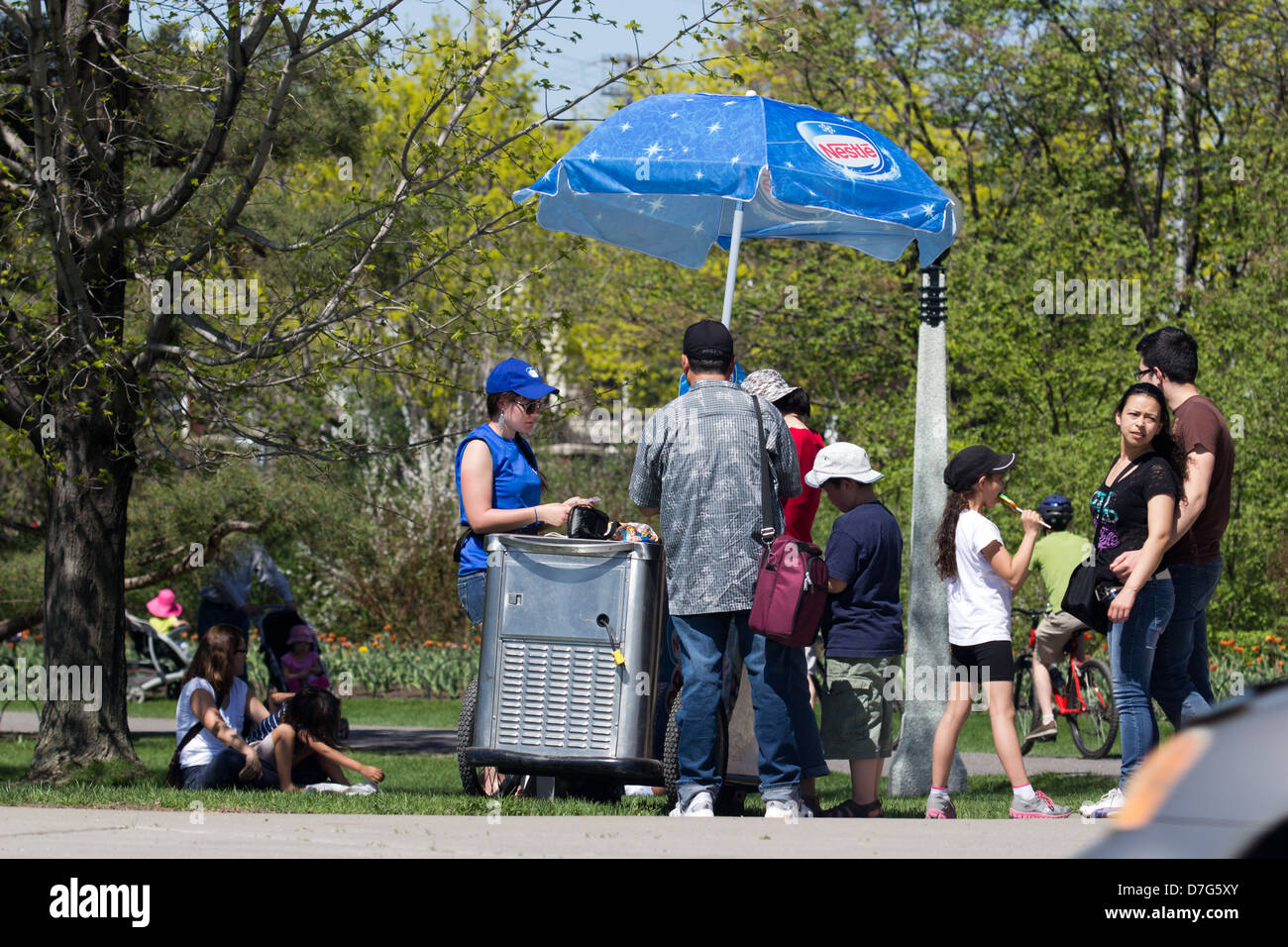 Family ice cream cart hi-res stock photography and images - Alamy