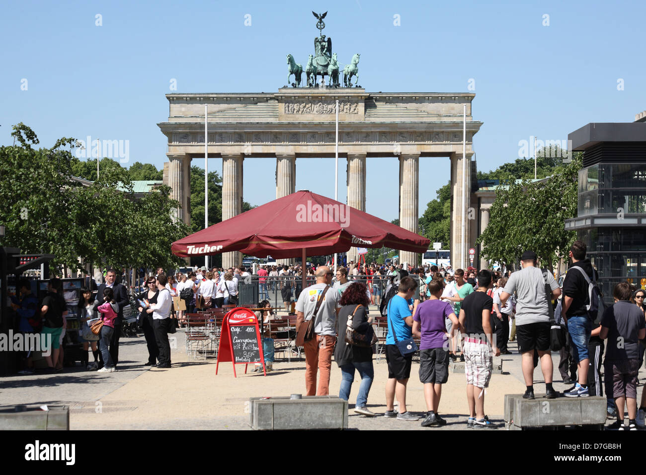 Berlin Brandenburg Gate Pariser Square café sidewalk cafe beer garden Stock Photo